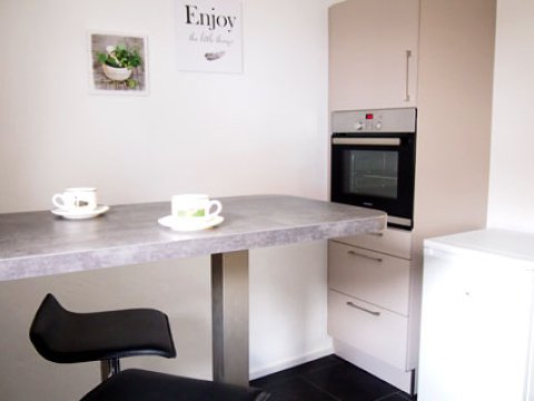 Bereich Küche mit Kühlschrank und Backofen