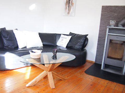 Bereich Wohnzimmer mit Sofa und Kamin